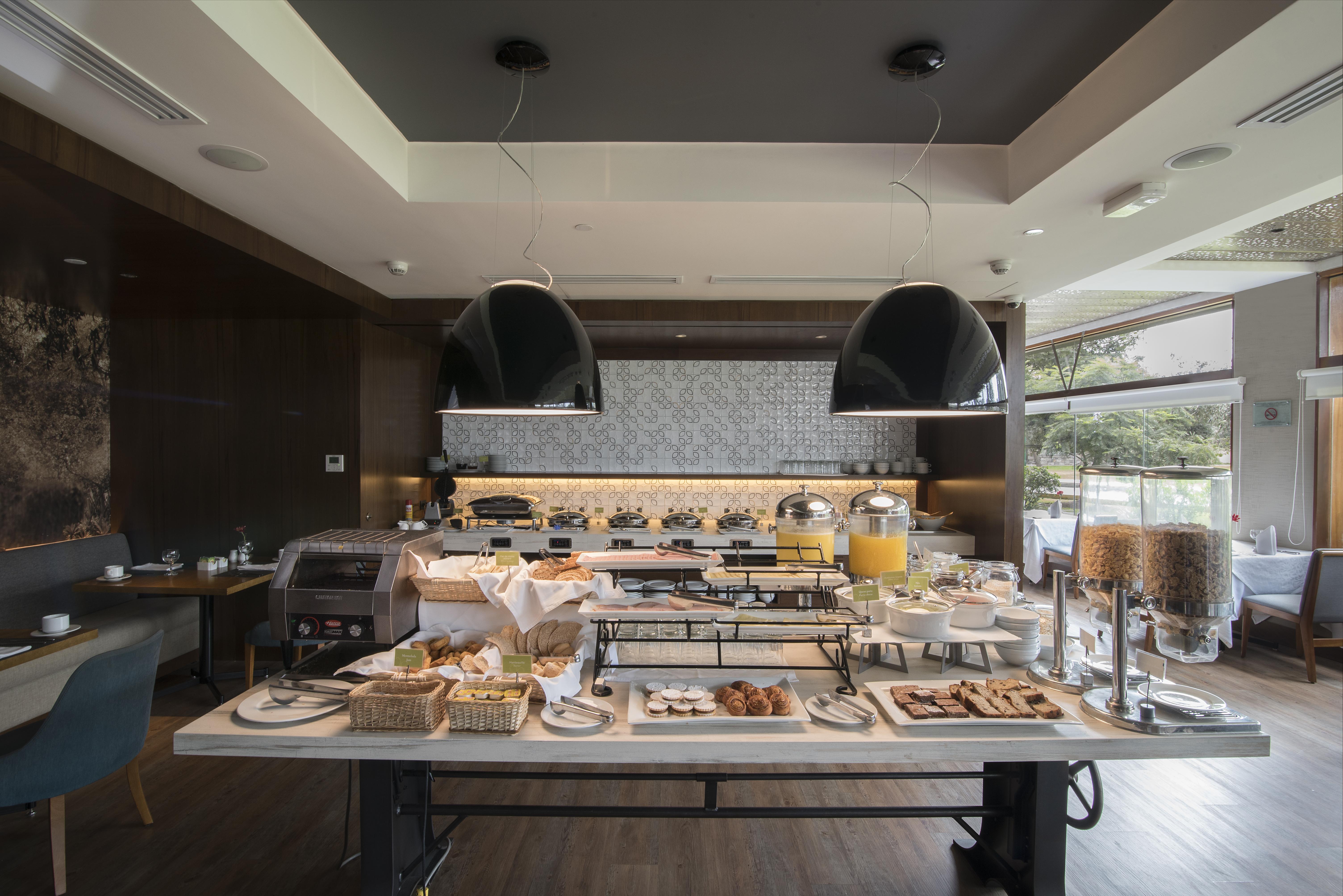 Sonesta Hotel El Olivar Lima Exterior foto The buffet at the restaurant