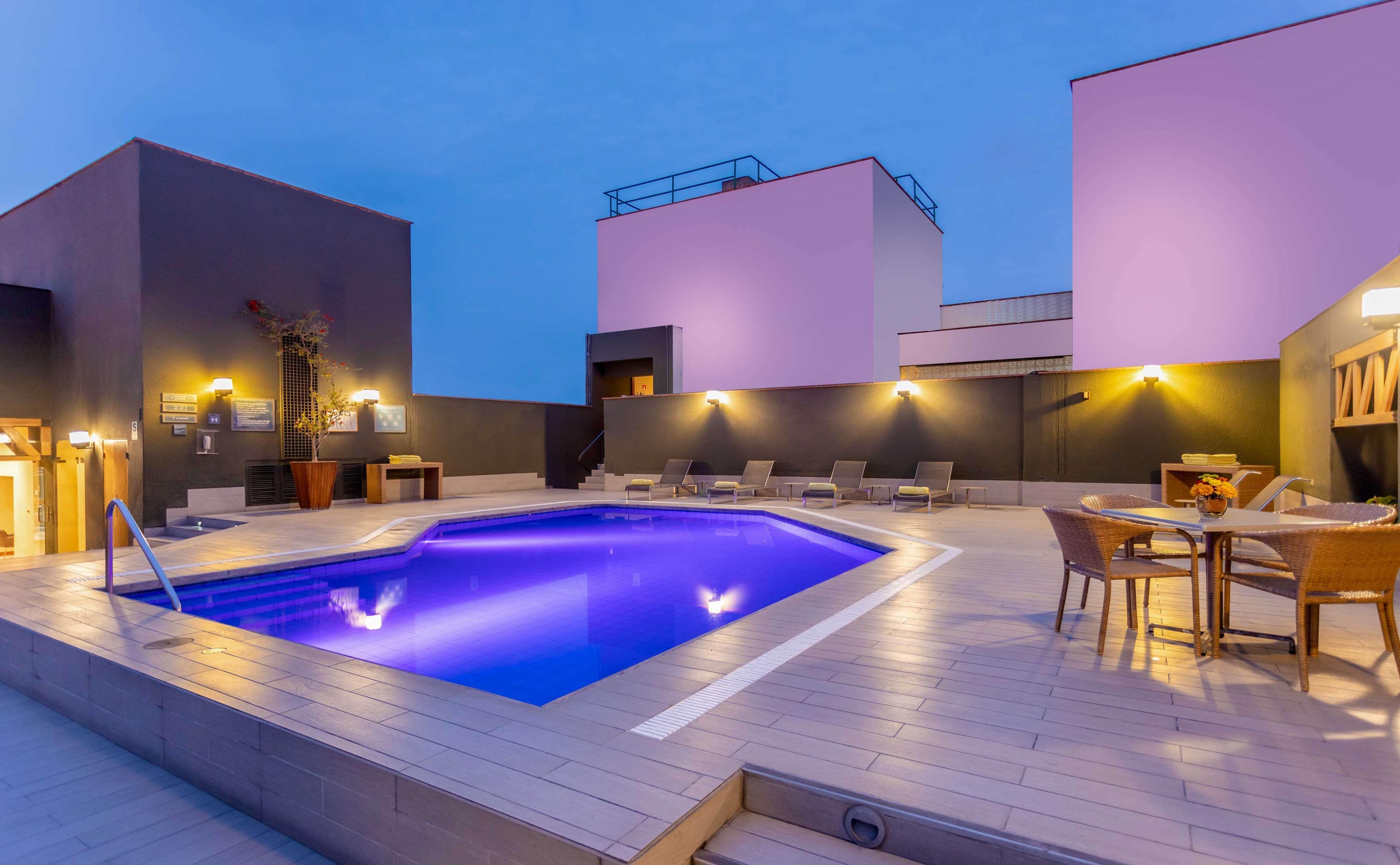 Sonesta Hotel El Olivar Lima Exterior foto Rooftop pool at the hotel